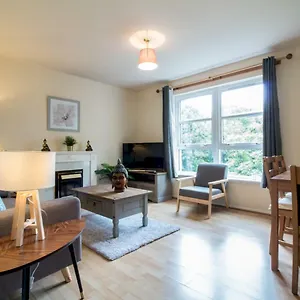 Apartment Bright & Tranquil Near Centre With Free Parking!, Edinburgh